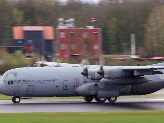 Dit is het gigantische vliegtuig dat laag boven Twente cirkelt