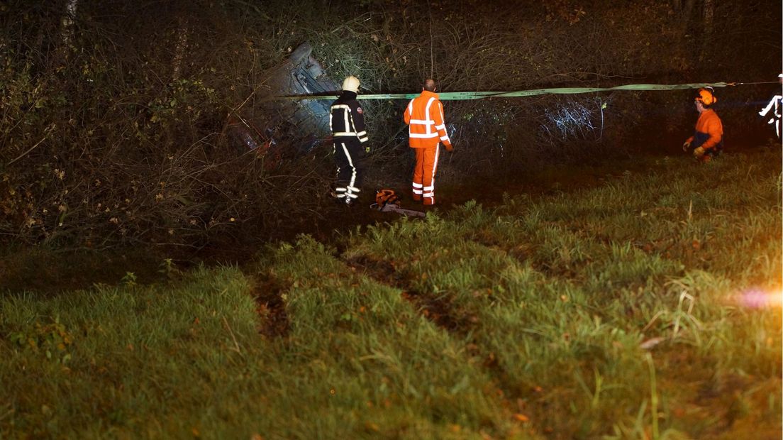 Auto belandt in bosjes na ongeluk, onvindbaar voor hulpdiensten