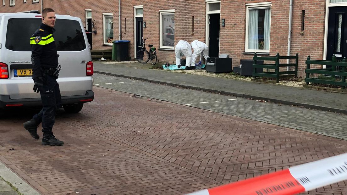 In een woning aan de Dragonstraat in Arnhem is zaterdagochtend een lichaam gevonden. Het zou gaan om een 12-jarige jongen. De politie hield kort daarna een 40-jarige man als aan verdachte. Het zou gaan om de vader van het slachtoffer.