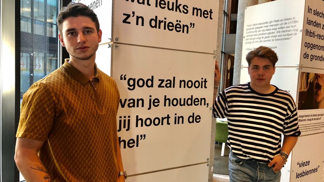 De vrienden Pelle (l) en Mees zorgen in Zwolle voor een wake-up call
