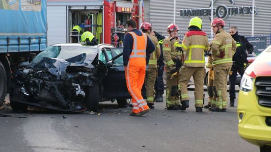 Gewonde bij botsing mettrailer • bestuurder richt ravage aan