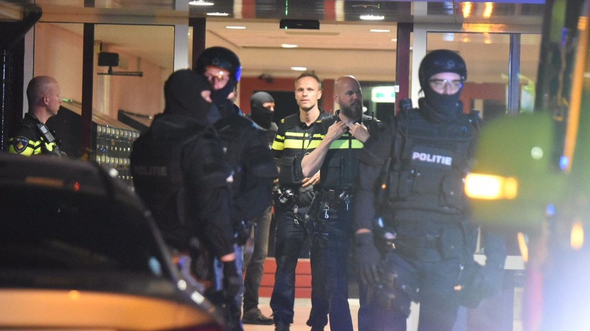 Grote politieactie bij flat in Emmen, politieagent raakt gewond