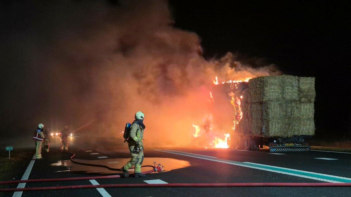 Vrachtwagen met hooibalen vliegt in brand op N381 bij Zweeloo