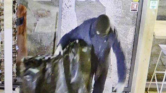 Man met sloophamer steelt sigaretten bij twee tankstations aan de Rijksweg N36 Home