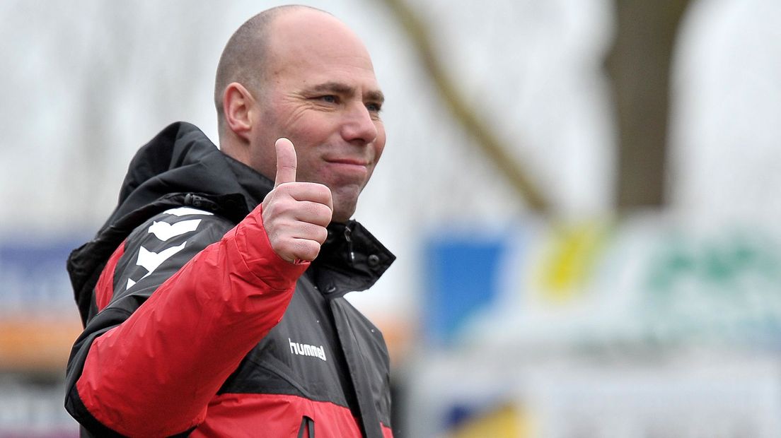 Michel van Oostrum als trainer van DETO
