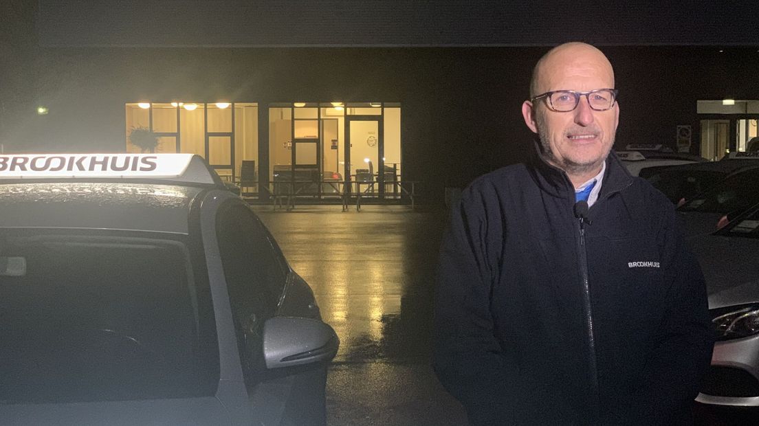 Nachtrijder Peter bij z'n taxi tijdens de avondklok