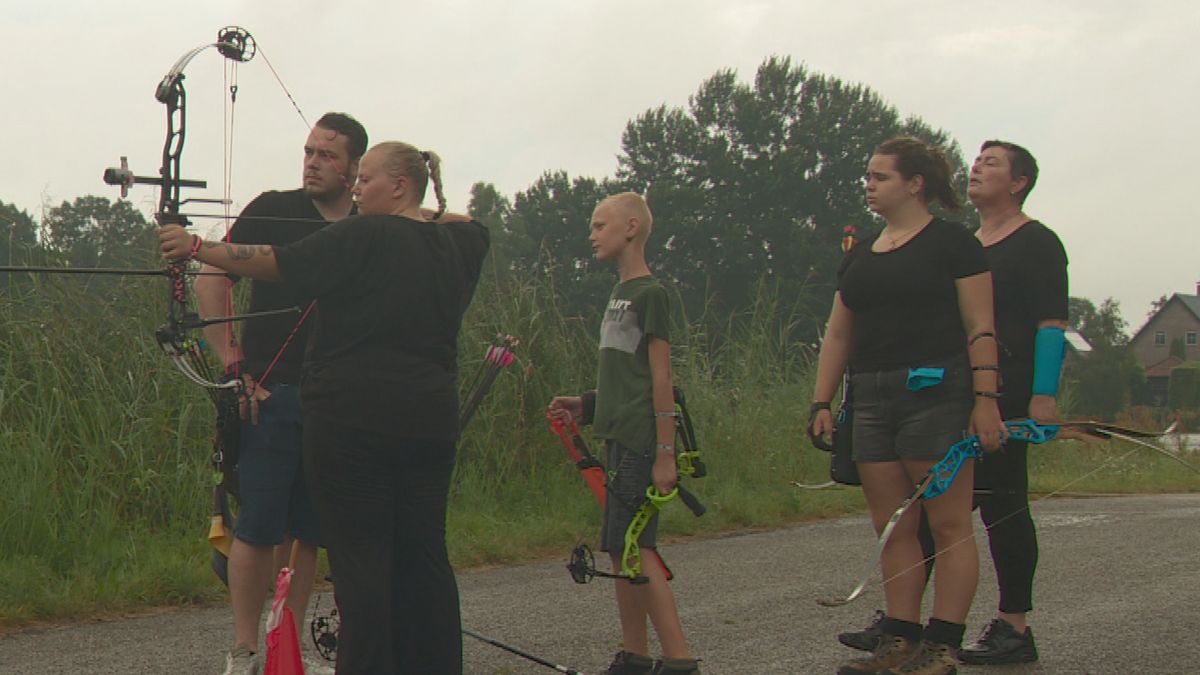 Handboogschutters uit Heerenveen schieten op beren en slangen