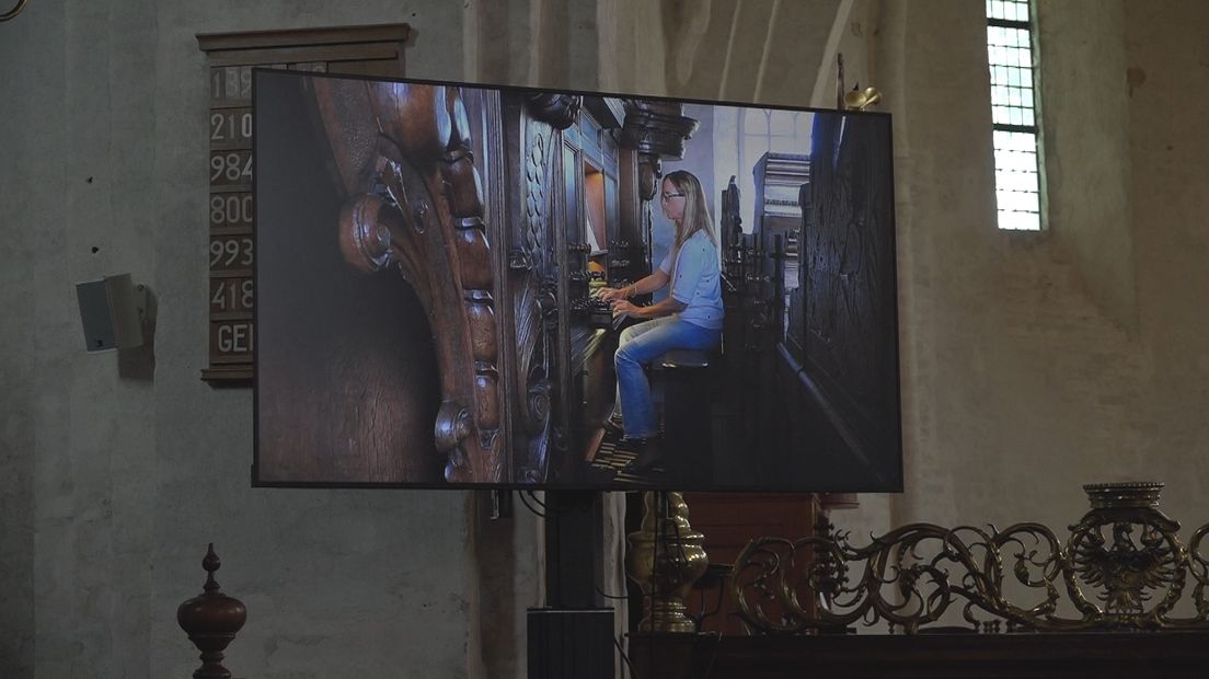 Organist Hilda Rodenboog speelt ook nummers van Ede Staal op het Hinszorgel in de Petruskerk
