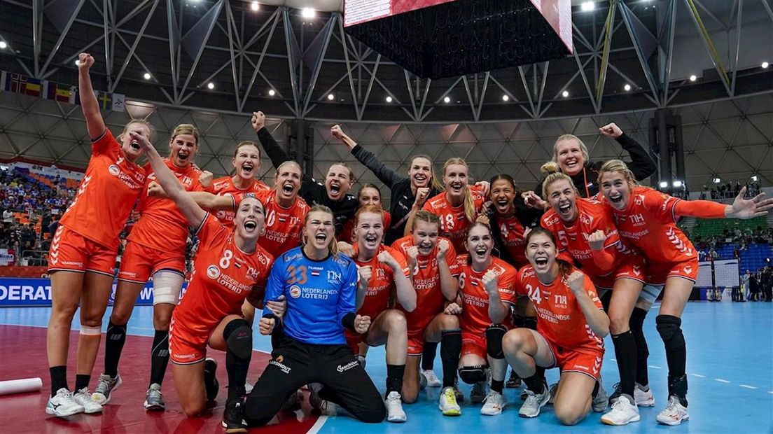 De handbalsters na de zege op Rusland