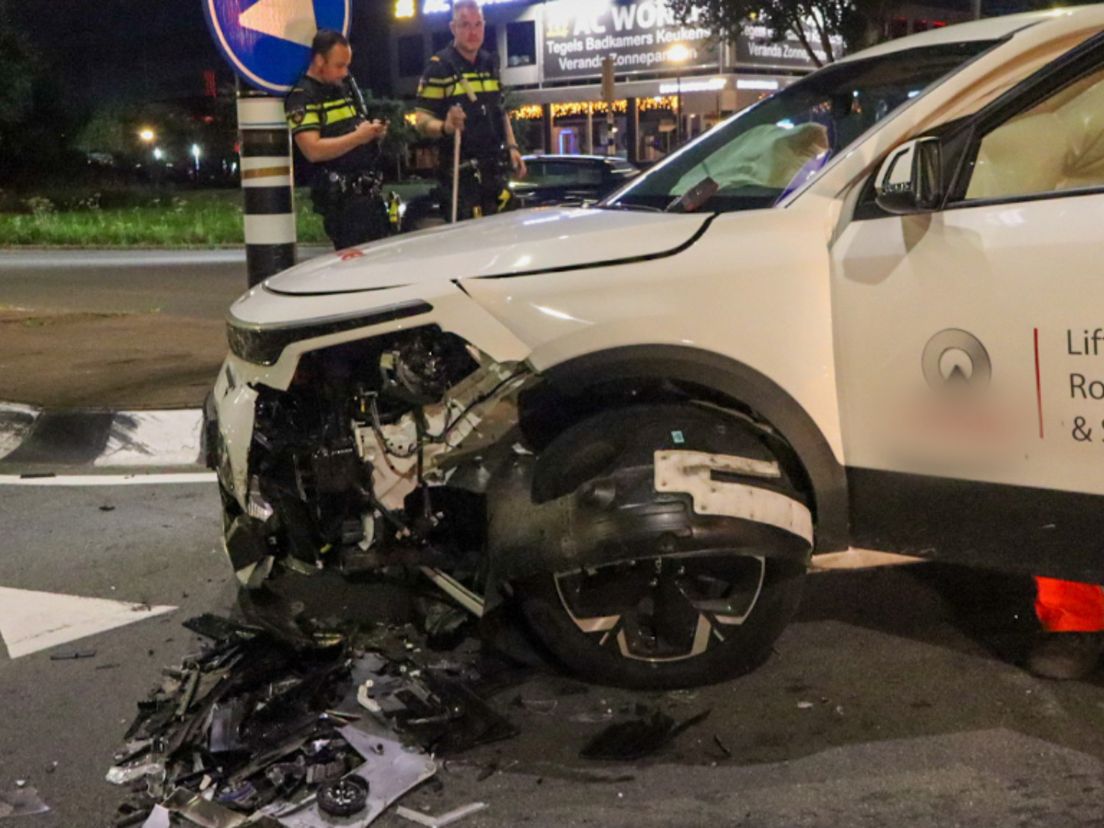 De auto is aan de voorkant zwaar beschadigd.