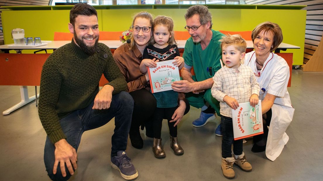 Sjinkie Knegt met onder meer zijn kinderen Myrthe en Melle en partner Fenna.