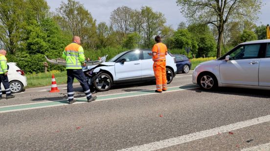Botsing in Beusichem • auto in sloot. Botsing in Beusichem • auto in sloot.
