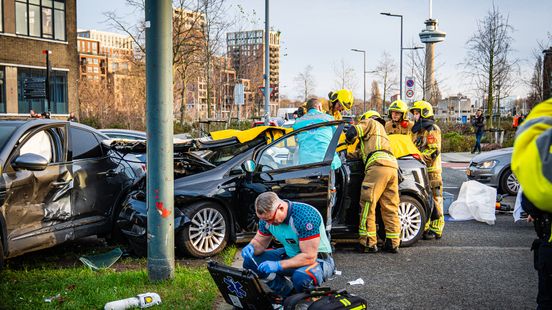Brandweer bevrijdt automobilist na botsing, slachtoffer gewond naar ziekenhuis. Brandweer bevrijdt automobilist na botsing, slachtoffer gewond naar ziekenhuis.
