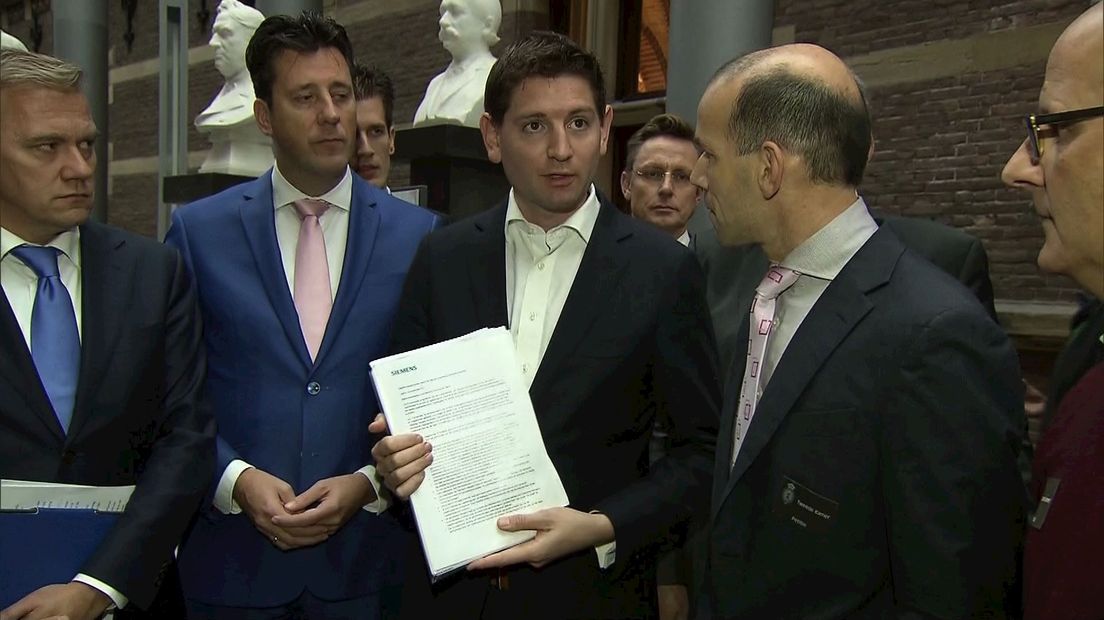 Werknemers Siemens bieden petitie aan