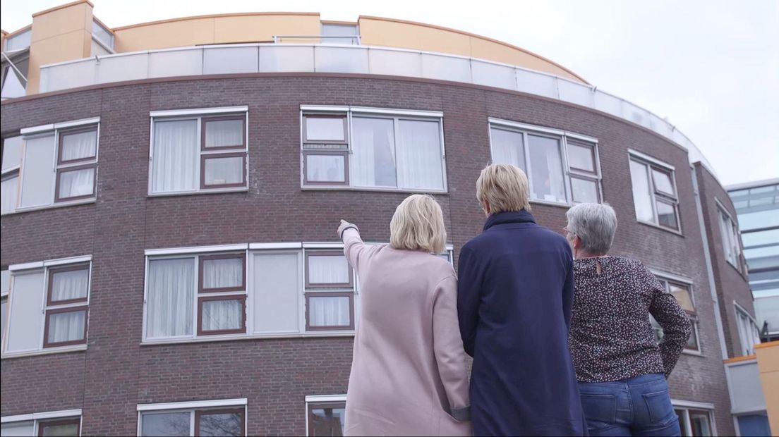 De zussen Rozendaal wijzen naar het appartement waar hun moeder zit