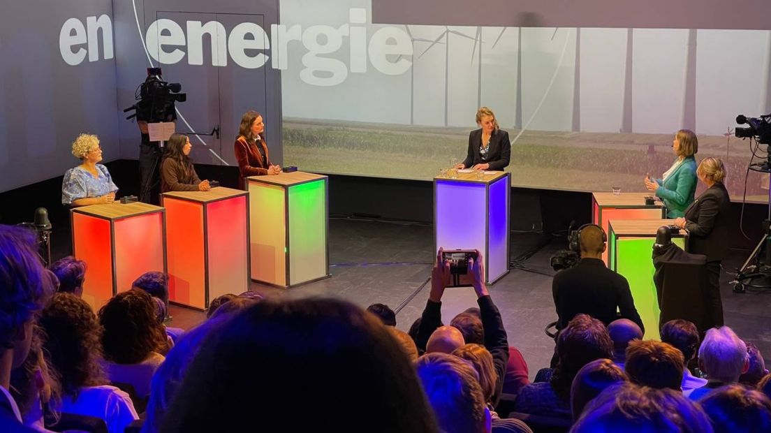 De deelnemers gingen aan de hand van verschillende stellingen met elkaar in debat