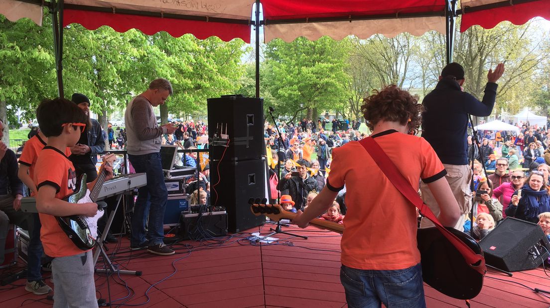 Muziek in park Lepelenburg tijdens Koningsdag.