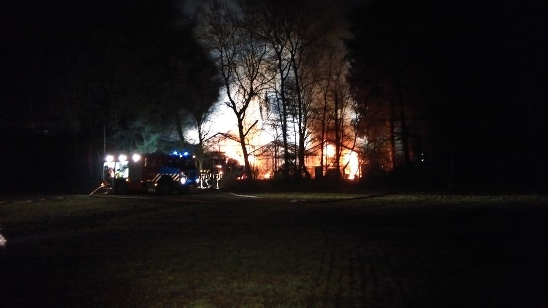 De eigenaren en buren van een schuur aan het Soerense Zand Zuid in Eerbeek hebben vannacht met man en macht 13 paarden proberen te redden uit een brand. Dat lukte voor het grootste deel, maar twee paarden overleefden het in ieder geval niet.