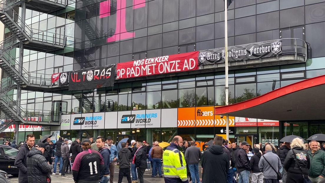 Op stadion Galgenwaard hangen spandoeken ter ere van Ad van der Voort