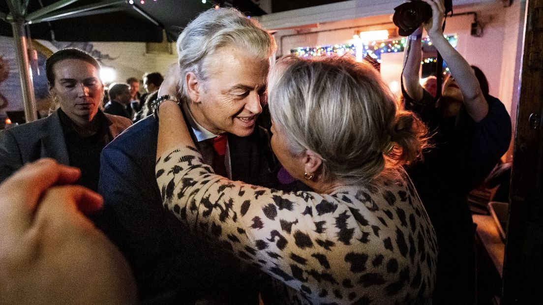 PVV-leider Geert Wilders wordt gefeliciteerd na de eerste exit poll van de Tweede Kamerverkiezingen.