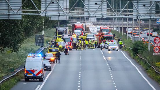 Drie aanhoudingen en zes gewonden na meerdere botsingen op A20. Drie aanhoudingen en zes gewonden na meerdere botsingen op A20.