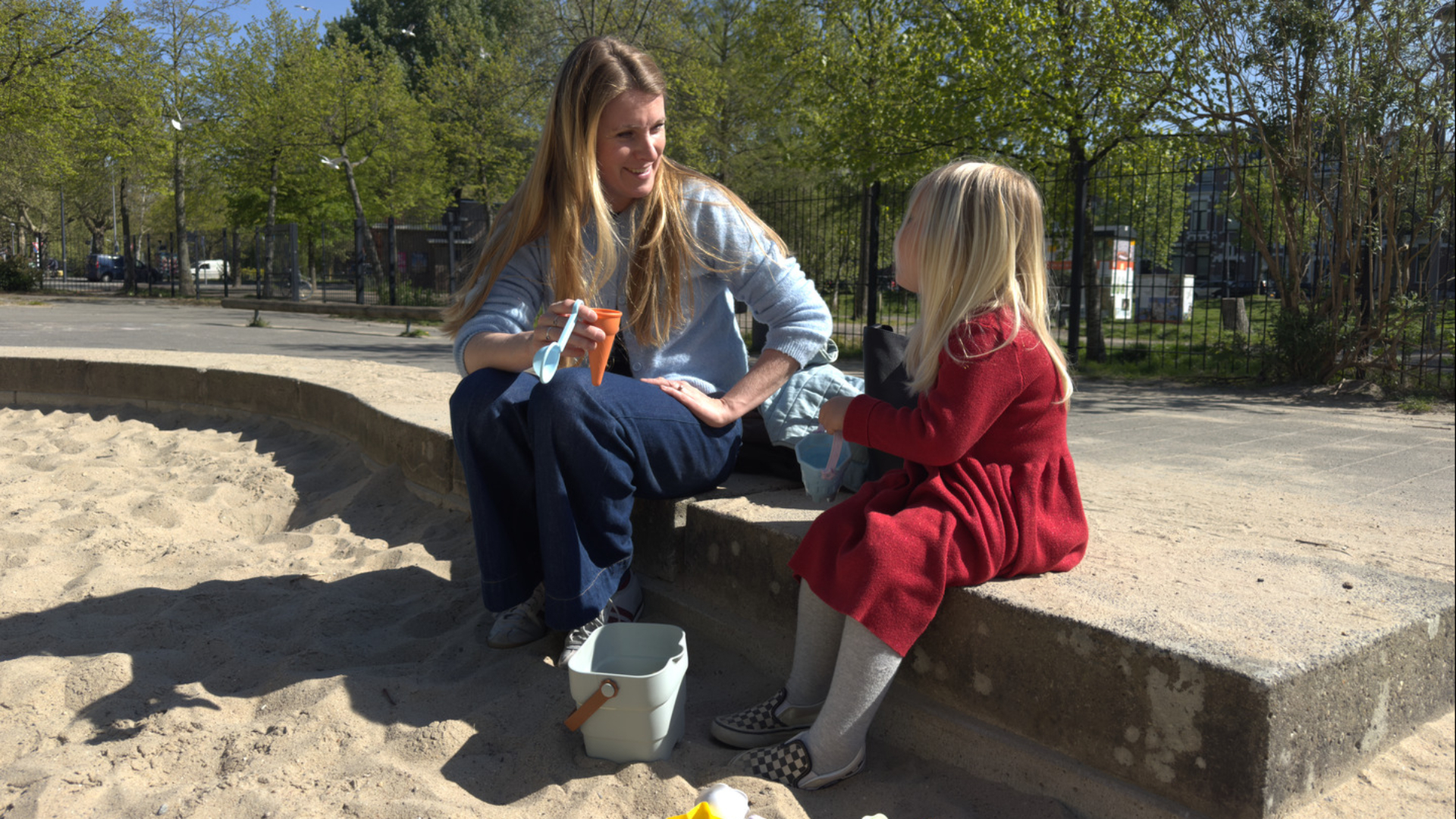 Roosmarijn (4), maakt zandijsjes voor Evelien (36)