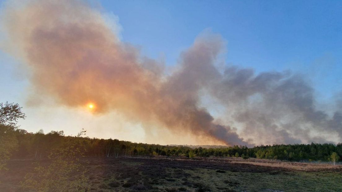 Donkere wolken door veenbrand over de grens bij Losser