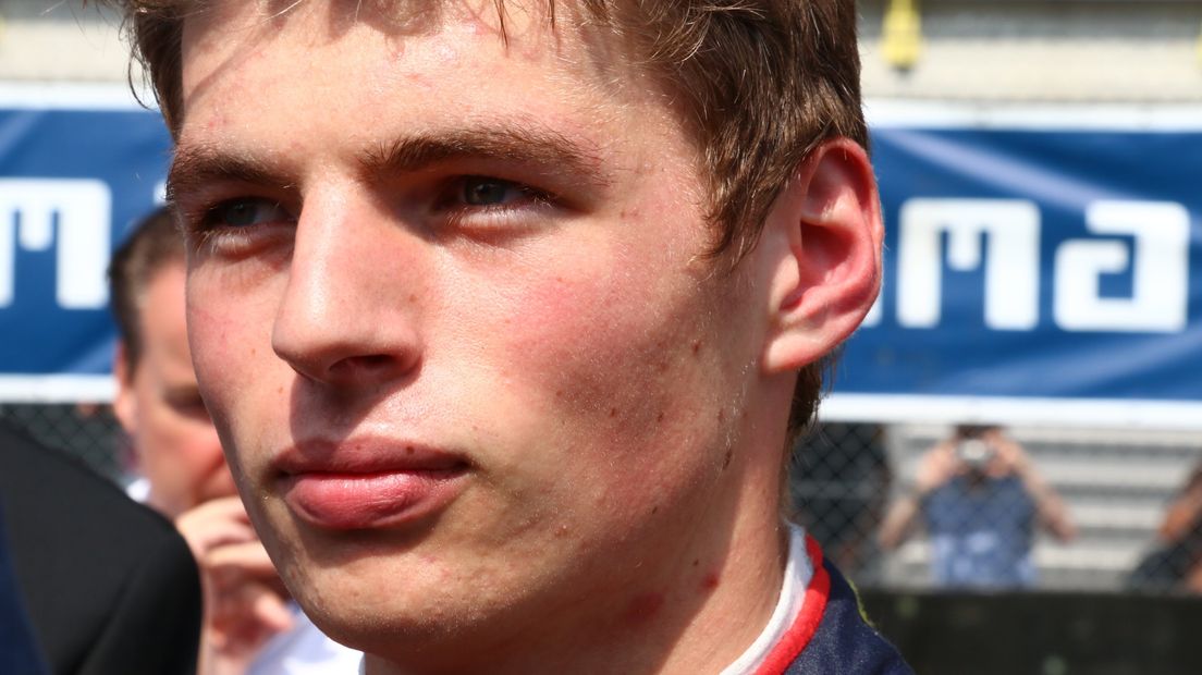 Concentratie bij Formule 1 coureur Max Verstappen voor zijn demonstratie (Rechten: Herman van Oost/VanOostmedia)