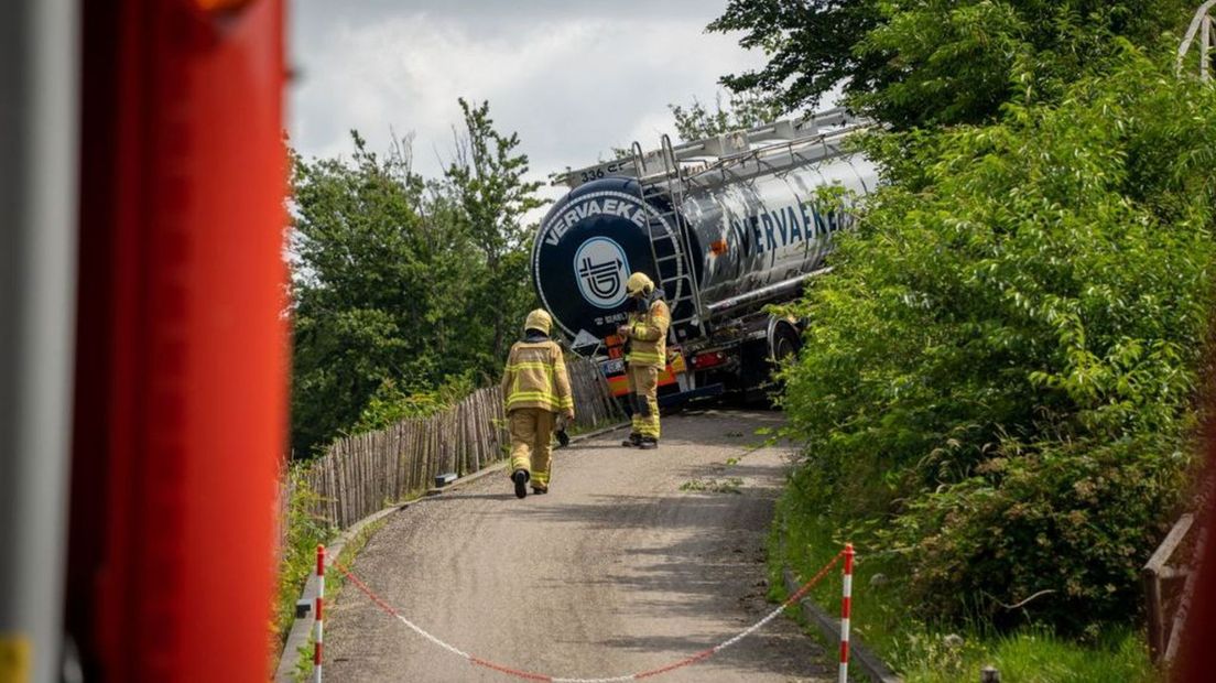 De tankwagen zit vast in een bocht richting het hotel.