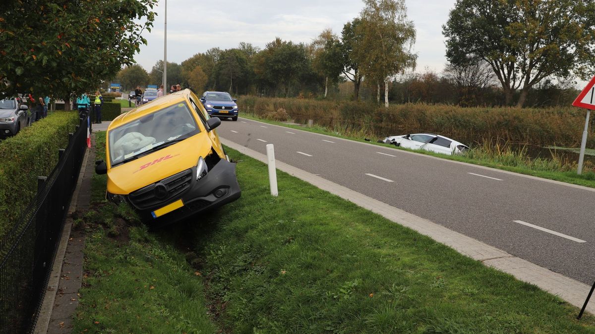 Twee auto's in de sloot bij ongeluk in Tiendeveen