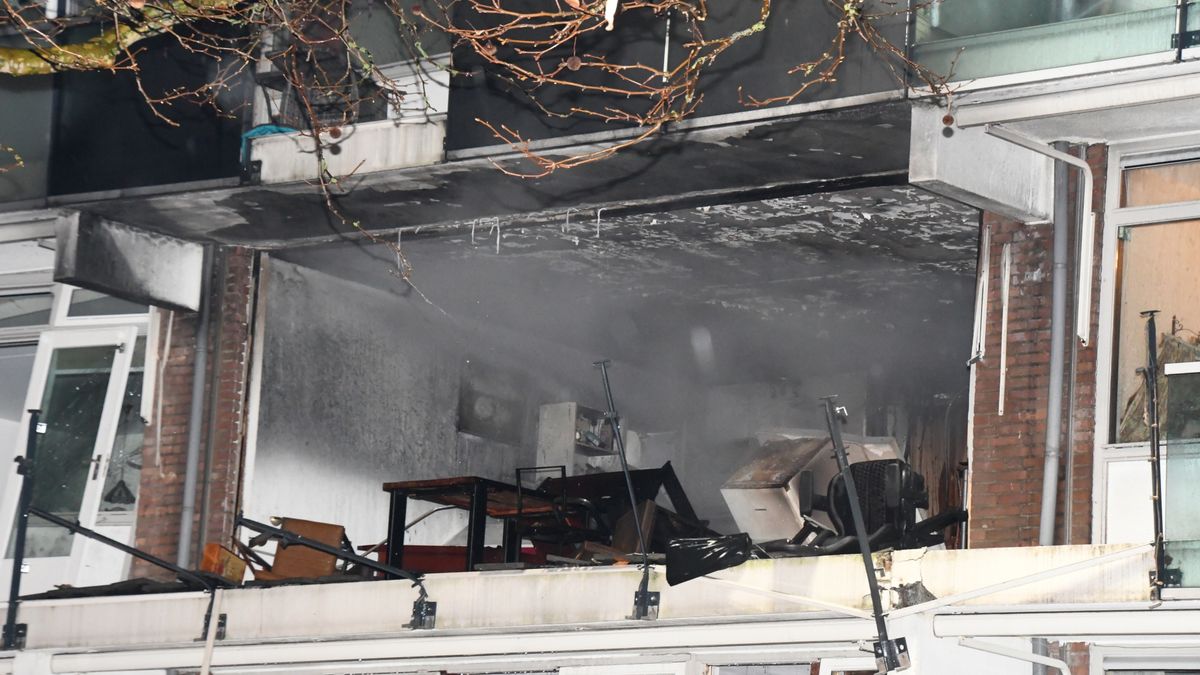 Explosie in woning in flatgebouw zorgt voor grote brand in centrum Vlissingen