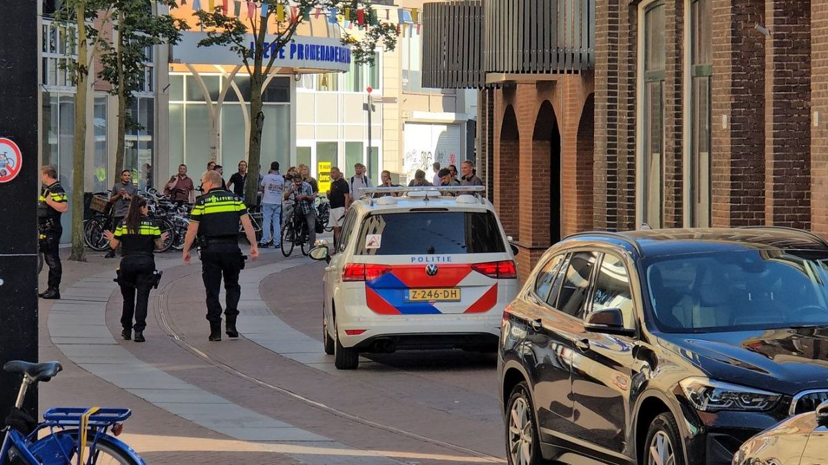 Aanhouding in binnenstad Enschede, politie trekt wapens