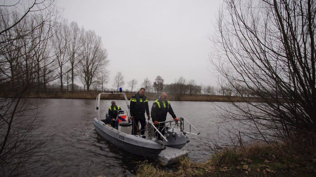 Politie zoekt naar bewijsmateriaal in Twentekanaal