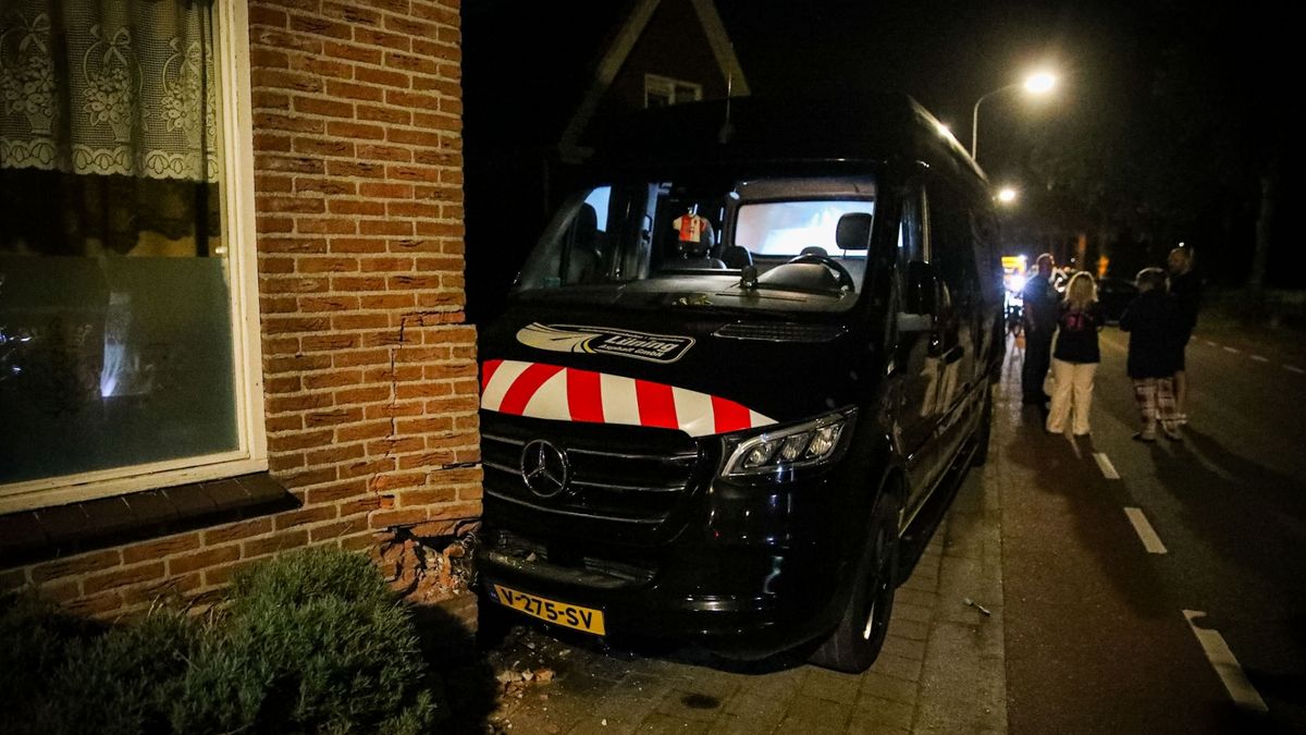 112-nieuws: Auto botst tegen geparkeerde bus in Nieuwe Pekela