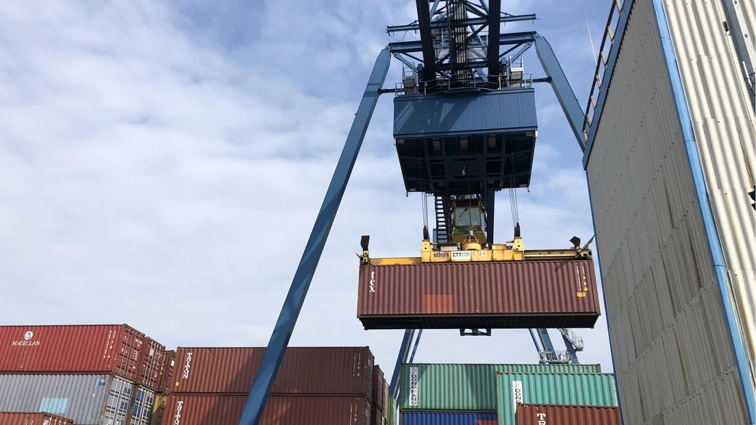 Containers die worden vervoerd bij de Combi Terminal Twente