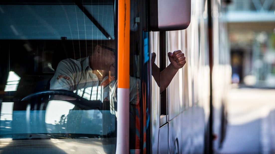 Een buschauffeur van Qbuzz op het hoofdstation van Groningen