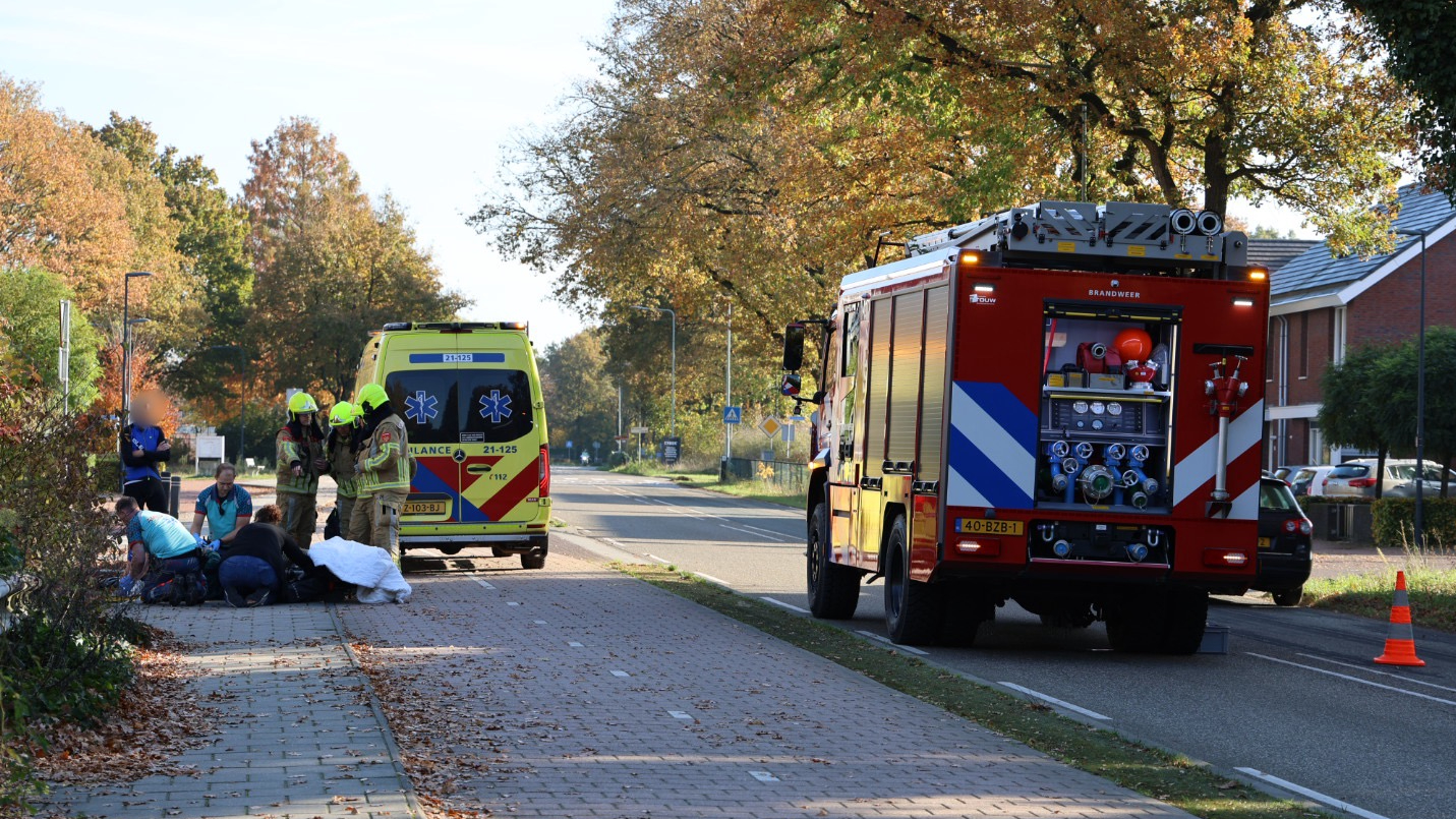 Fietsster naar ziekenhuis na aanrijding met wielrenner.