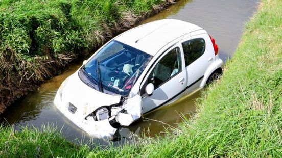 Bestuurder belandt met auto in sloot, vrouw naar het ziekenhuis