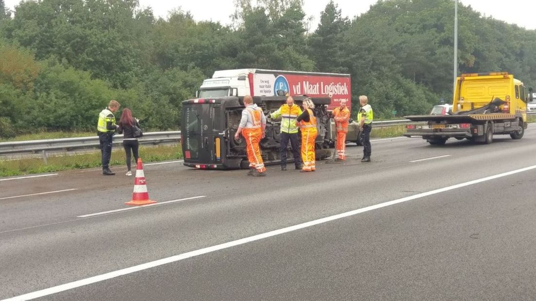 Op de A50 bij Renkum zijn woensdag een personenauto en een bedrijfsbus op elkaar gebotst. Het busje is daarbij gekanteld. Vanwege het ongeval waren in de richting van Arnhem twee rijstroken afgesloten. De weg was rond 13.30 uur weer vrij.