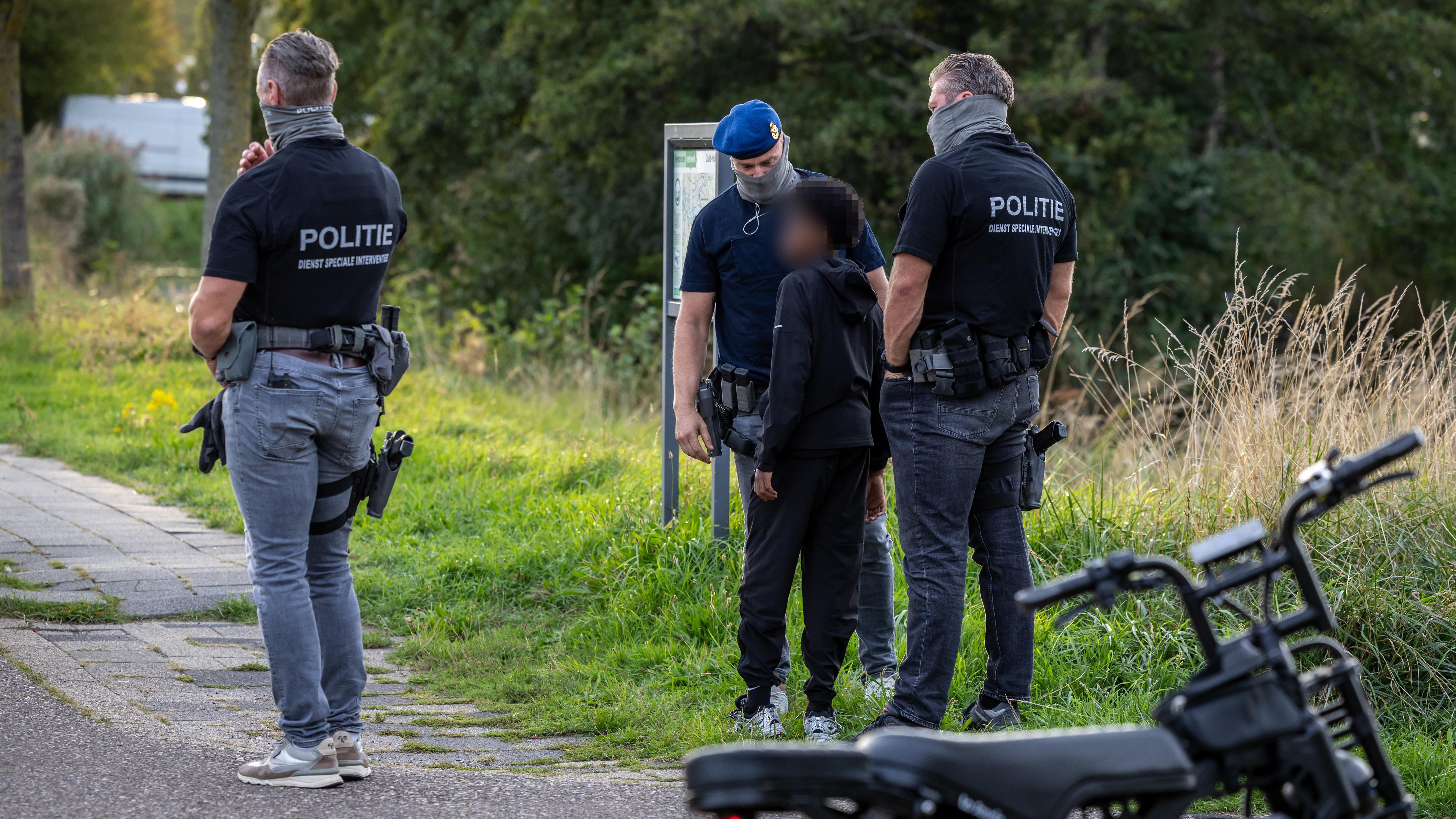 De 16-jarige jongen die achterop zat, is wel gehoord maar niet aangehouden.