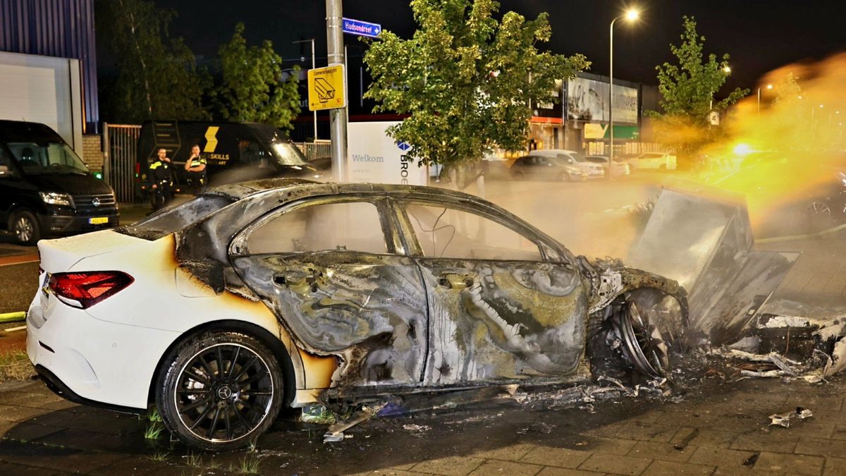 Auto vliegt in brand na botsing in Overvecht