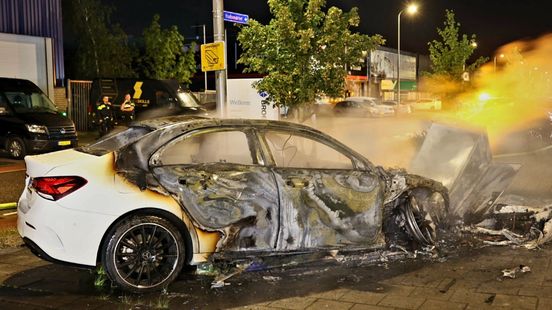 Auto vliegt in brand na botsing in Overvecht. Auto vliegt in brand na botsing in Overvecht.