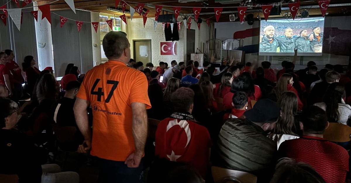 Turkse fans kijken samen EK-wedstrijd Nederland-Turkije: ‘We hebben