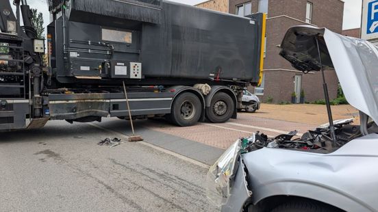 Brommerrijder in de sloot • botsing met afvalwagen