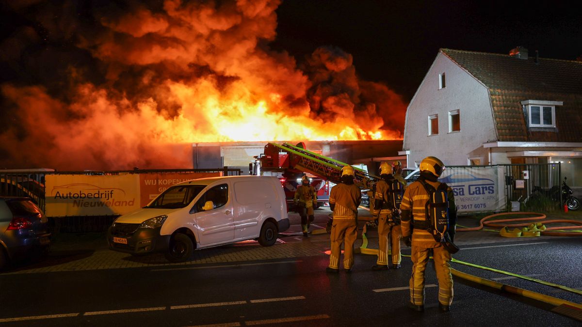 Grote brand legt autobedrijf in Bunnik in de as