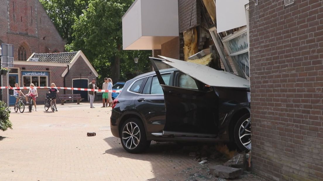 De auto in de zijmuur