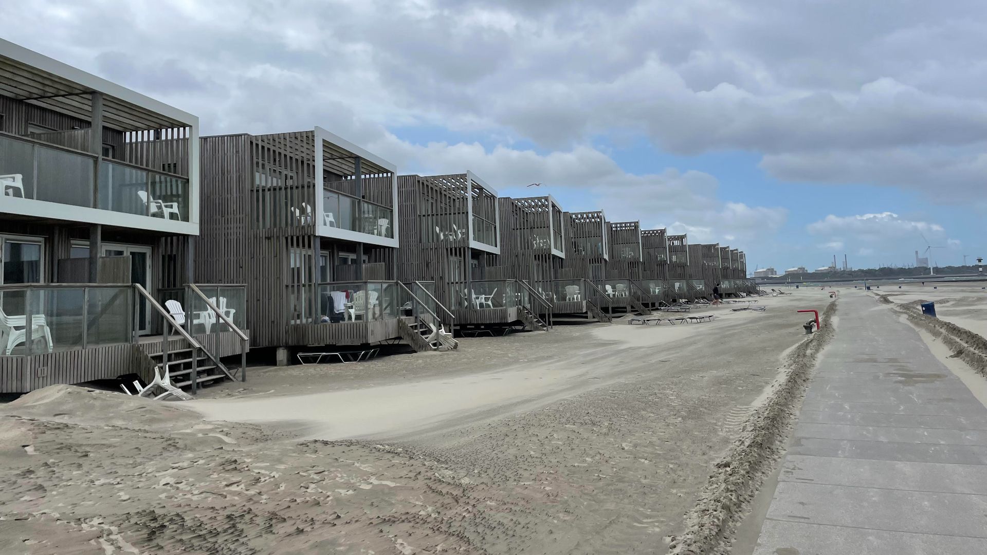 Code oranje? Groep ouderen geniet van storm op strand van Hoek van