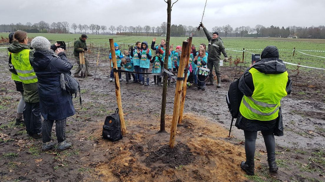 De leerlingen gaan trots op de foto (Rechten: Robbert Oosting / RTV Drenthe)