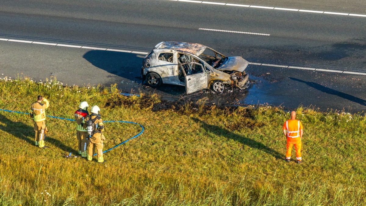 Auto volledig uitgebrand op A7 bij Heerenveen | Politie haalt bestuurders onder invloed van de weg b