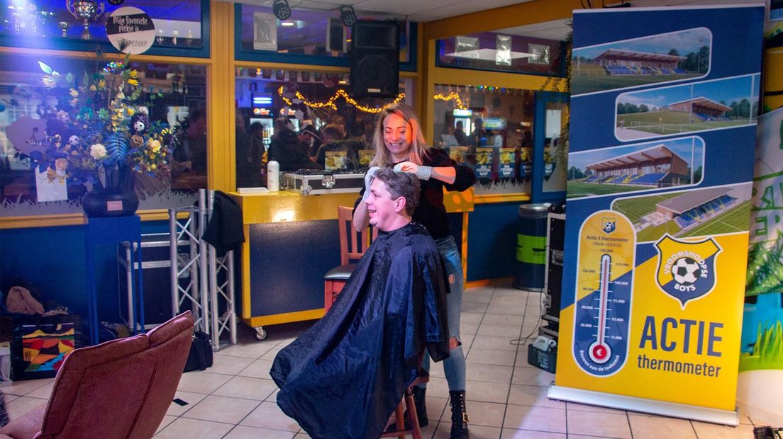 Dj André de Raaf haalt 300 euro op voor de Vroomshoopse Boys door zijn haar blauw te laten verven.